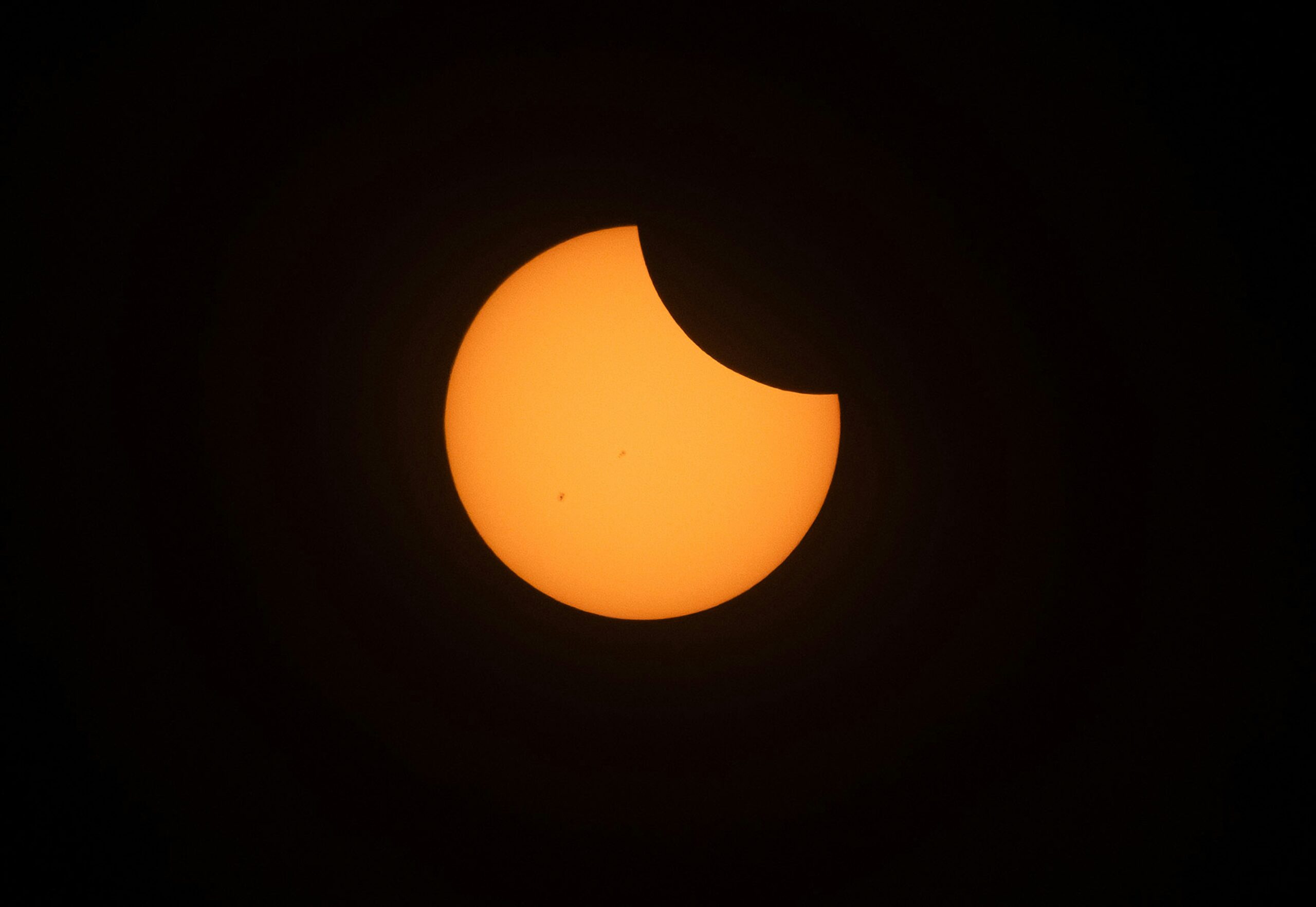 Solformørkelse, som lige er begyndt. Foto: Joseph Corl, Unsplash.